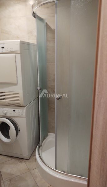 PREDAJ: 1i byt rekonš.; 34,51 m2; KEŽMAROK; 96.000€ - Kúpeľňa s práčkou a sprchovacím kútom v 1-izbovom byte.