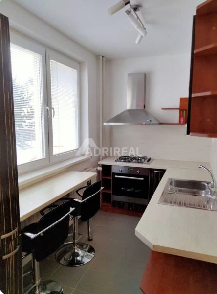 PREDAJ: 1i byt rekonš.; 34,51 m2; KEŽMAROK; 96.000€ - Kuchynský kút v 1-izbovom byte s barovým pultom a spotrebičmi.