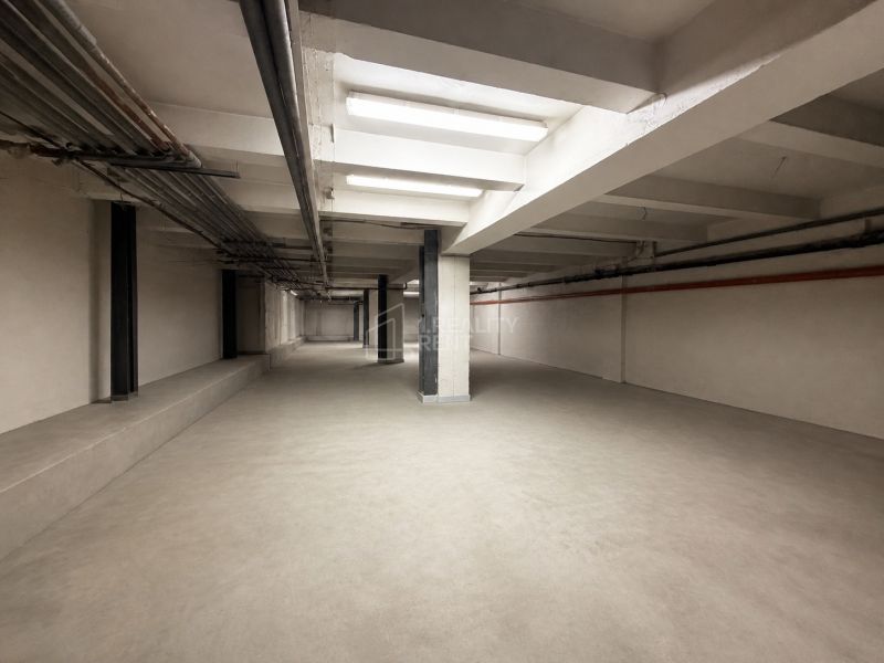 Gastro priestor 770m2, 200 miest na sedenie - prenájom v centre Žiliny - Rozľahlé prázdne gastro priestory so stropnými trubicovými svietidlami a viditeľným potrubím na strope.