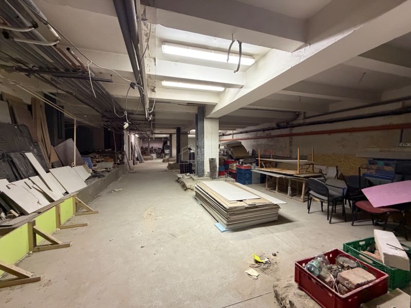Gastro priestor 770m2, 200 miest na sedenie - prenájom v centre Žiliny - Rozostavané gastro priestory s rôznym materiálom na podlahe a stoloch.