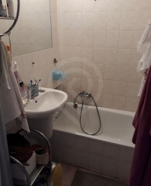 Na predaj 1.izbový byt v širšom centre mesta pri trhovisku. - Kúpeľňa v 2-izbovom byte s umývadlom, vaňou a úložným priestorom.