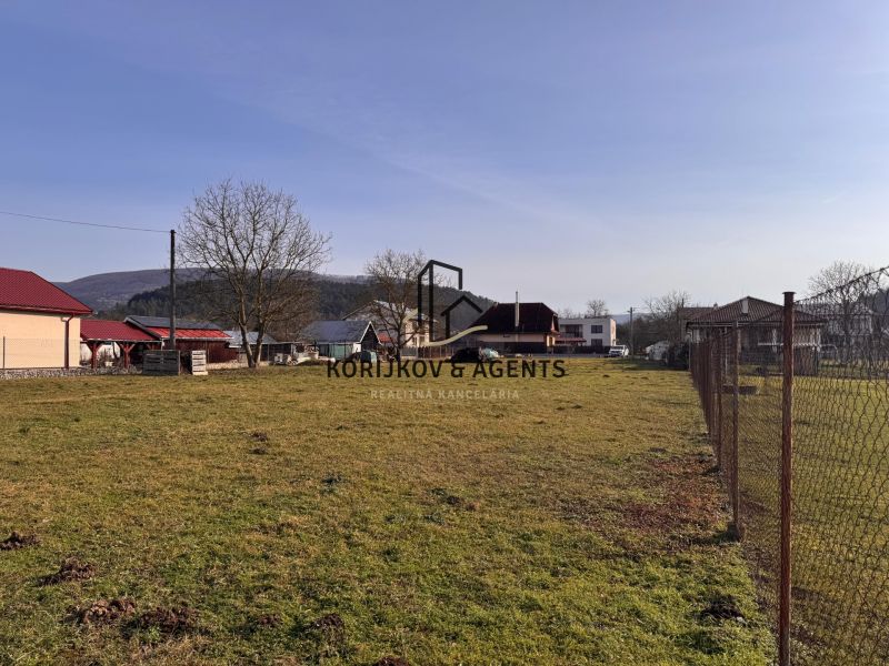 PREDAJ, Veľký stavebný pozemok v Kamenici Nad Cirochou - Pozemky - bývanie na Ružovej ulici, Kamenica nad Cirochou, oplotený pozemok s trávnatou plochou.