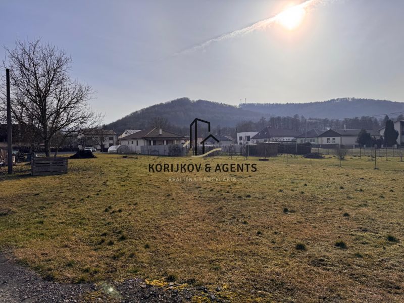 PREDAJ, Veľký stavebný pozemok v Kamenici Nad Cirochou - Pozemky na bývanie v Kamenici nad Cirochou na Ružovej ulici.