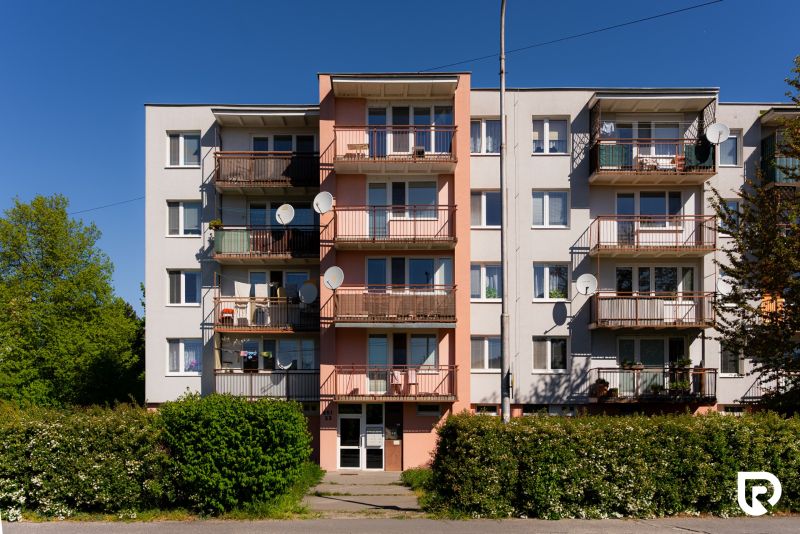 Na predaj garsónka 34m2 v Trenčíne na Ul. Opatovská - Bytový dom na Opatovskej 651/33 v Trenčíne, Garsónka s balkónmi a satelitmi.