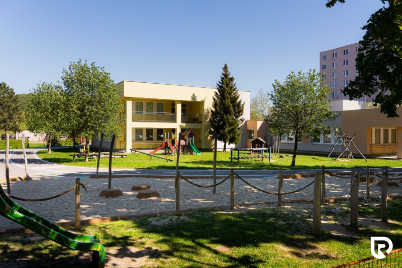 Na predaj garsónka 34m2 v Trenčíne na Ul. Opatovská - Detské ihrisko s pieskoviskom a preliezkami v areáli na Opatovskej 651/33 v Trenčíne.
