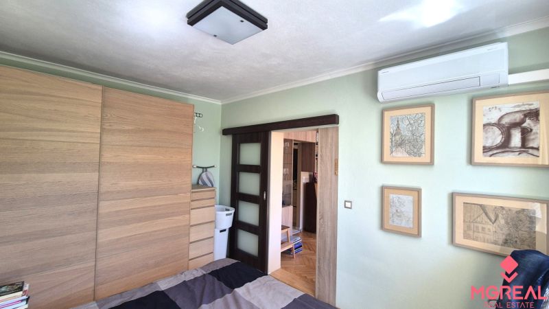 Prenájom 2izbový byt Topoľčany  - Spálňa s posuvnými dverami, klimatizáciou a šatníkovou skriňou v 2-izbovom byte.