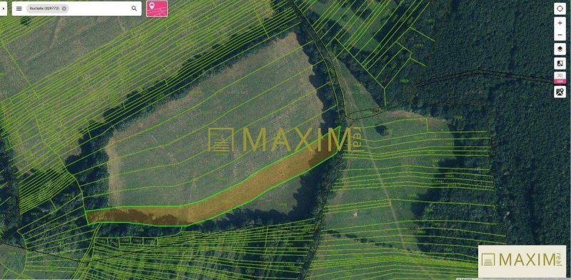 Slnečný takmer hektárový pozemok (9410m²) v k.ú. Kuchyňa s nádherným p - Letecká mapa rekreačných pozemkov v obci Kuchyňa, lokalita Kuchyňa, obklopené prírodou.