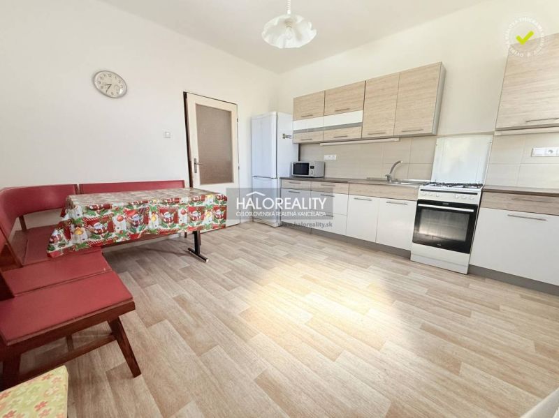 Predaj, rodinný dom Lipová, 3-izbový - Kuchyňa v rodinnom dome s rohovou lavicou, stolom a podlahou s dreveným dekorom.