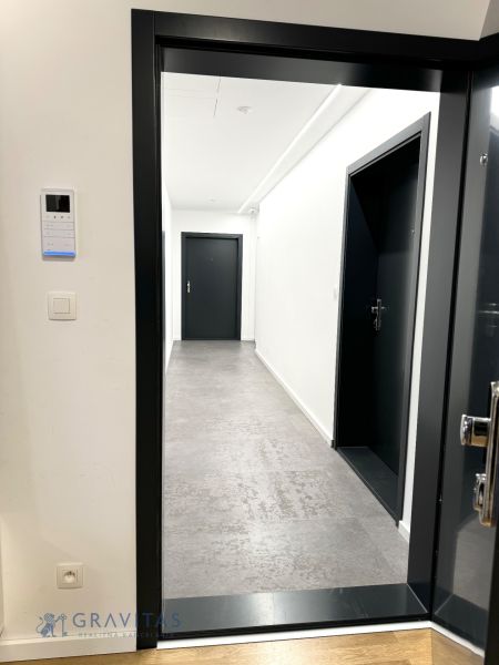 Medicínske centrum alebo budova s 8 apartmánmi - Vchod do interiéru v budove s chodbou na ulici Na varte.