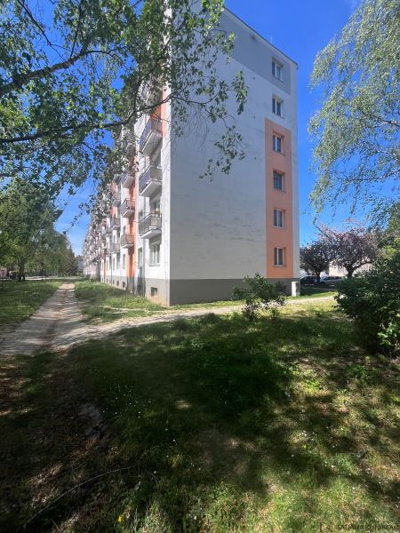 NA PREDAJ! 3i byt s 2 balkónmi - pôvodný stav, 69 m2, 28. októbra, TN - Bytový dom so zeleňou na ulici 28. októbra pri 3-izbovom byte v Trenčíne.