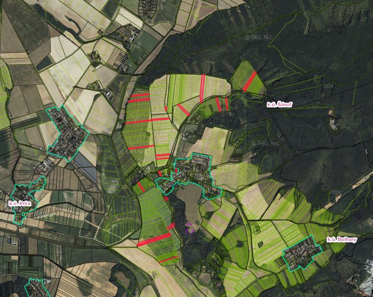 Šávoľ – 10.000 m2 ORNÁ PÔDA a LESY - Letecký pohľad na poľnohospodárske a lesné pozemky v okolí Šávôle, rôzne farebne označené.