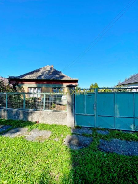 Exkluzívna šanca! Stavebný pozemok vo Vlčanoch, len na skok od Šale. - Rodinný dom vo Vlčanoch s bránou a zeleným trávnikom v predzáhradke.