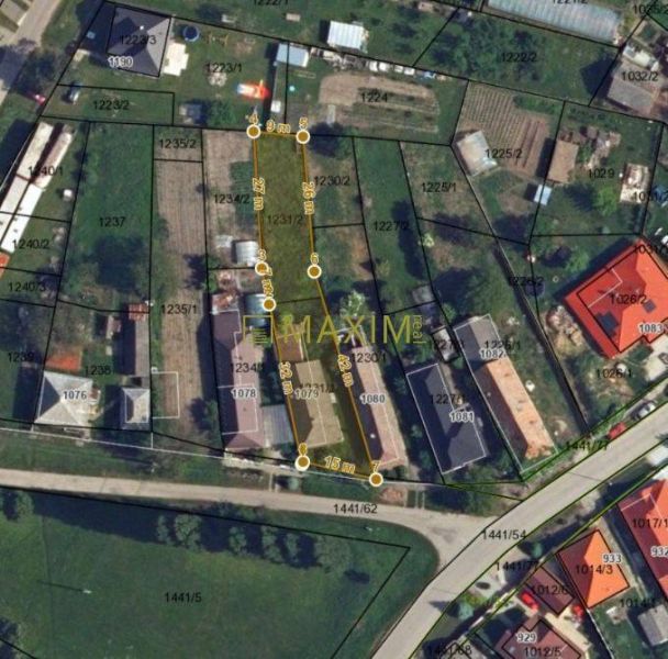 Exkluzívna šanca! Stavebný pozemok vo Vlčanoch, len na skok od Šale. - Pozemok rodinného domu vo Vlčanoch s označenými parcelami a meraniami.