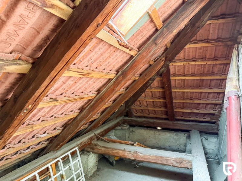 Rodinný dom s pozemkom 727m2, Tatranská ul. - Trenčín - Podkrovný priestor so šikmou strechou a drevenými trámami v rodinnom dome.