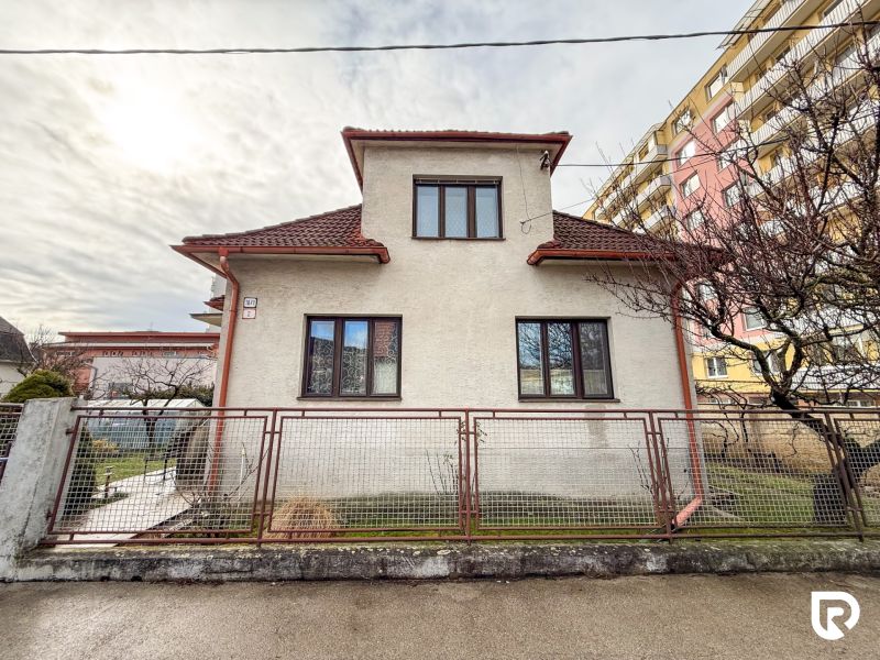 Rodinný dom s pozemkom 727m2, Tatranská ul. - Trenčín - Rodinný dom na Tatranskej ulici v Trenčíne s malou záhradou a plotom.