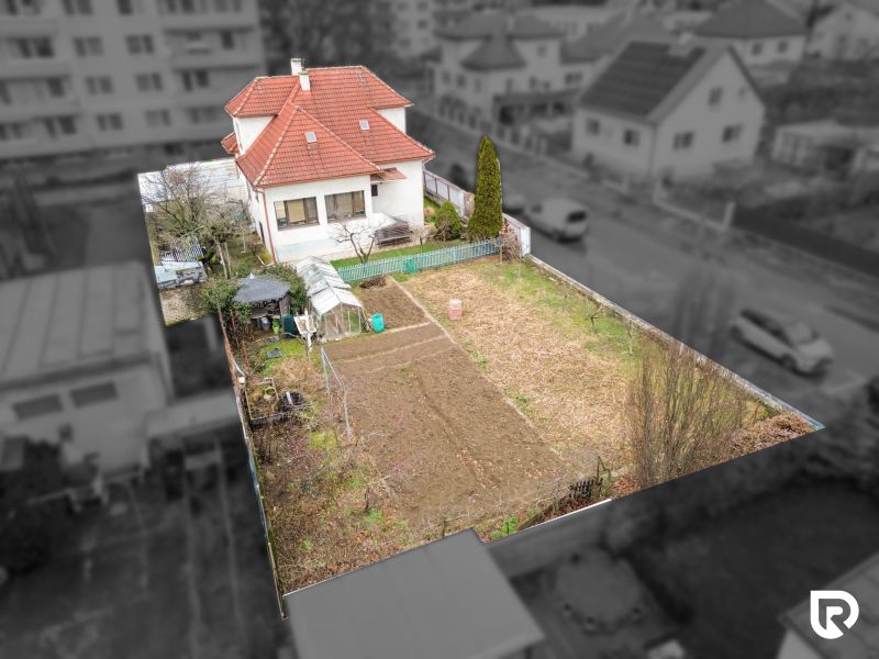 Rodinný dom s pozemkom 727m2, Tatranská ul. - Trenčín - Rodinný dom na Tatranskej ulici v Trenčíne s veľkou záhradou a skleníkom.