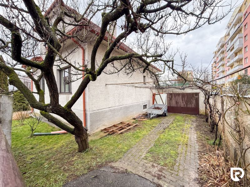 Rodinný dom s pozemkom 727m2, Tatranská ul. - Trenčín - Rodinný dom na Tatranskej ulici v Trenčíne s garážou a oplotenou záhradou.