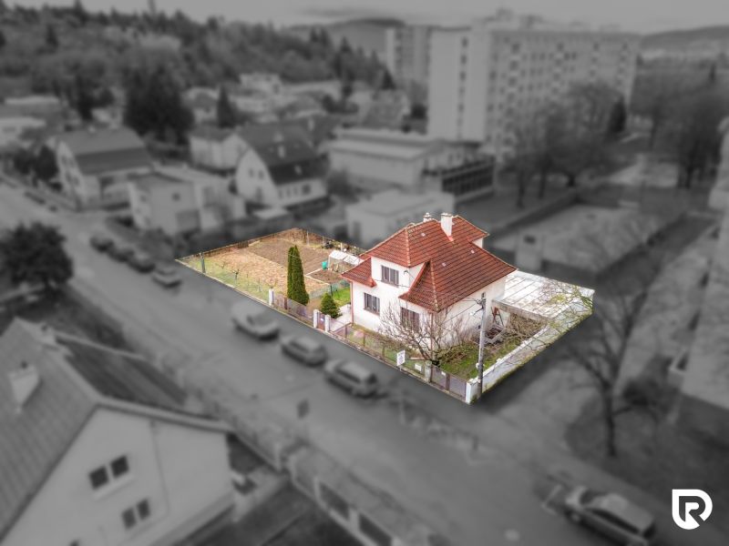 Rodinný dom s pozemkom 727m2, Tatranská ul. - Trenčín - Rodinný dom na Tatranskej ulici v Trenčíne s okolitými záhradami a kôlňou.