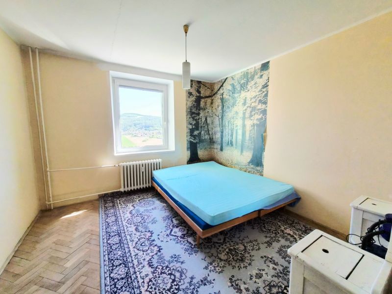 3 izbový byt 77m2 s balkónom Trenčín - Kubrá  - Spálňa s posteľou, koberec, tapeta s lesným motívom v 3-izbovom byte.