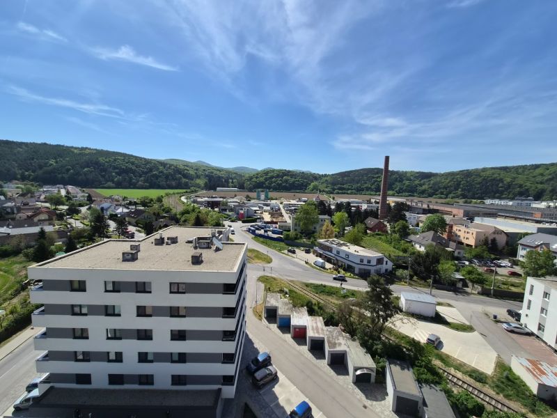 3 izbový byt 77m2 s balkónom Trenčín - Kubrá  - Trenčín, ulica Pred poľom: výhľad na okolie s obytnými domami a zeleňou.