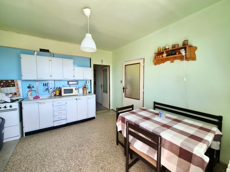 3 izbový byt 77m2 s balkónom Trenčín - Kubrá  - Kuchyňa s jedálenským kútom, biele skrinky a mikrovlnka v 3-izbovom byte.