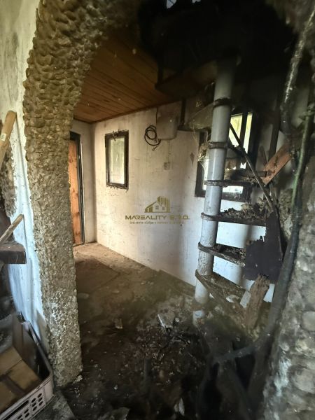 NOVINKA NA PREDAJ chata na slnečnom pozemku – Malacky - Vnútorné schodisko v chate s kamennou stenou a dreveným stropom.