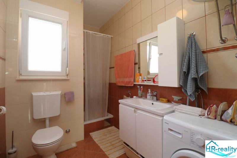 Chorvátsko, Vodice - zariadený bungalov, výhľad na more - Kúpeľňa v rodinnom dome s umývadlom, práčkou a sprchovacím kútom.