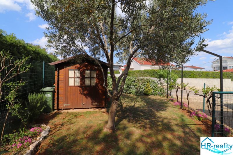 Chorvátsko, Vodice - zariadený bungalov, výhľad na more - Rodinný dom vo Vodiciach má záhradu s dreveným domčekom a olivovníkom.