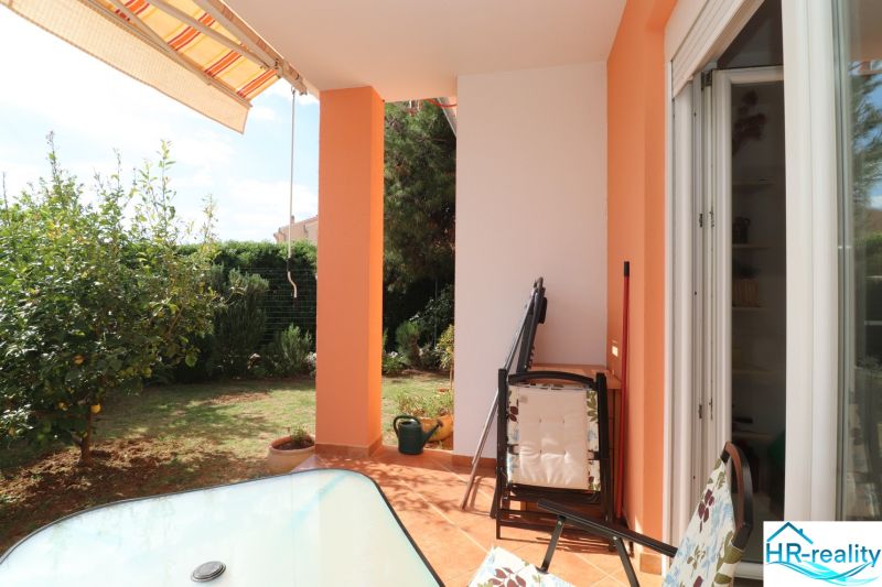 Chorvátsko, Vodice - zariadený bungalov, výhľad na more - Terasa rodinného domu vo Vodiciach s posedením a výhľadom do záhrady.
