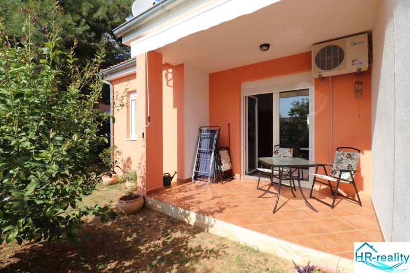 Chorvátsko, Vodice - zariadený bungalov, výhľad na more - Rodinný dom vo Vodiciach s terasou, záhradou a oranžovou fasádou.