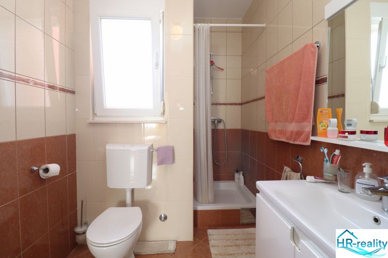Chorvátsko, Vodice - zariadený bungalov, výhľad na more - Kúpeľňa so sprchovacím kútom v rodinnom dome.