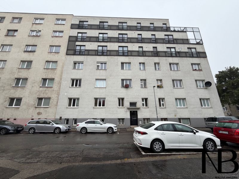 Na prenájom vybavený 2i byt, ul. Moravská, Bratislava - Bytový dom na Moravskej ulici v Bratislave so zaparkovanými autami v okolí.