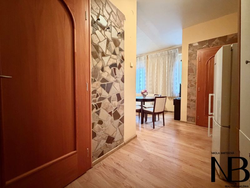 Na prenájom vybavený 2i byt, ul. Moravská, Bratislava - Interiér 2-izbového bytu s podlahou s dreveným dekorom a jedálenským stolom.