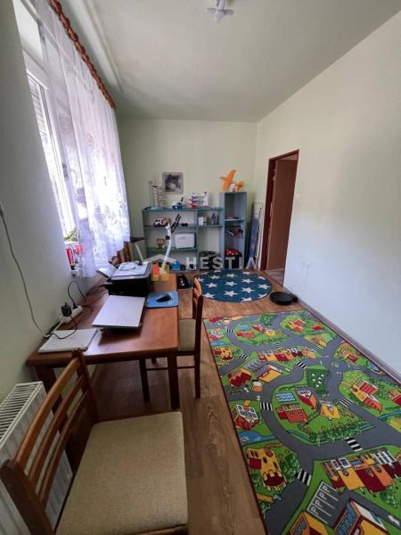 NOVINKA Priestranný 3-izbový byt (99 m²) s pozemkom, terasou, 2 balkón - Detská izba s kobercom v tvare cesty, pracovným stolom a policovým regálom.