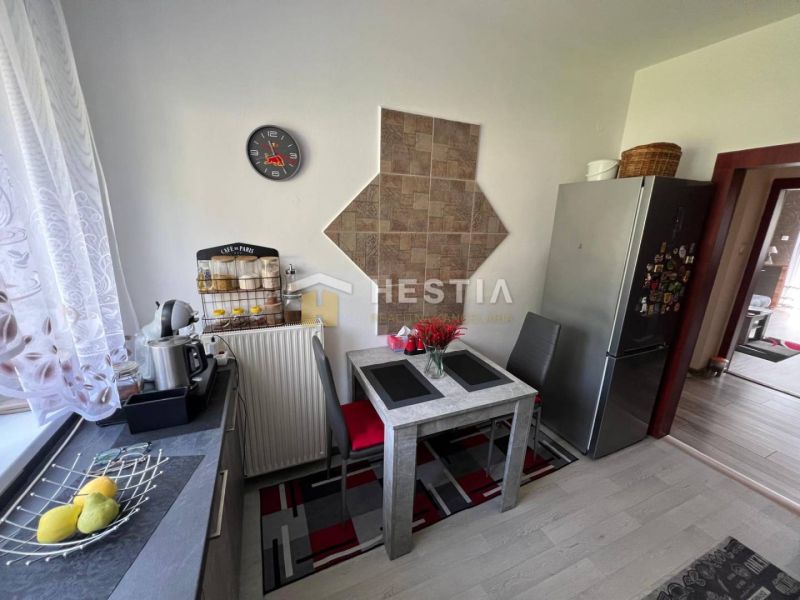 NOVINKA Priestranný 3-izbový byt (99 m²) s pozemkom, terasou, 2 balkón - Kuchyňa s jedálenským stolom a podlahou s dreveným dekorom v 3-izbovom byte.