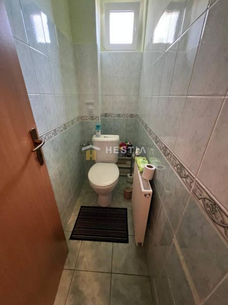 NOVINKA Priestranný 3-izbový byt (99 m²) s pozemkom, terasou, 2 balkón - Toaleta s kachličkami a radiátorom v 3-izbovom byte.