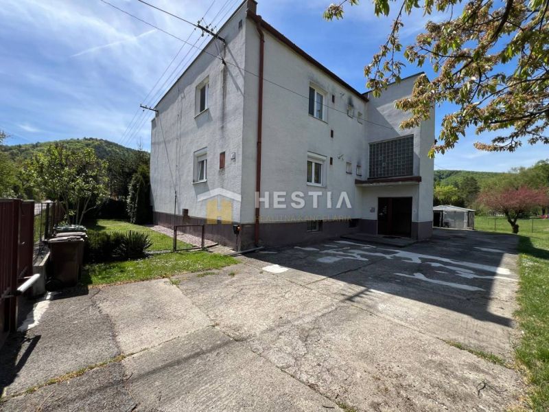NOVINKA Priestranný 3-izbový byt (99 m²) s pozemkom, terasou, 2 balkón - Bytový dom v Brezovej pod Bradlom, okolie so zeleňou a vjazdom.