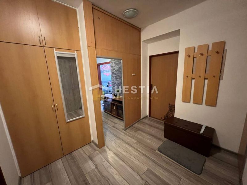 NOVINKA Priestranný 3-izbový byt (99 m²) s pozemkom, terasou, 2 balkón - Predsieň v 3-izbovom byte s dreveným dekorom a vstavanými skriňami.