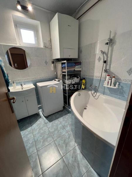 NOVINKA Priestranný 3-izbový byt (99 m²) s pozemkom, terasou, 2 balkón - Kompaktná kúpeľňa v 3-izbovom byte s vaňou, umývadlom, práčkou a úložným priestorom.