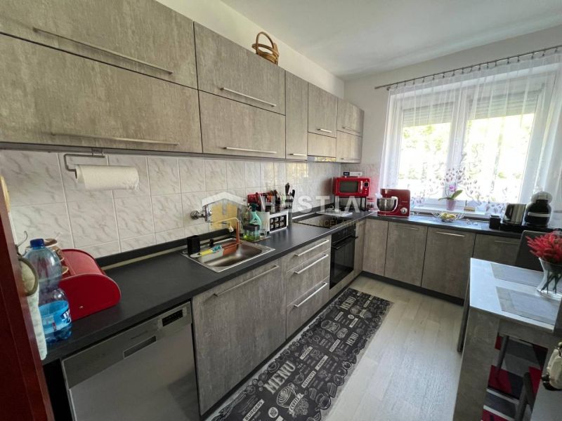 NOVINKA Priestranný 3-izbový byt (99 m²) s pozemkom, terasou, 2 balkón - Kuchyňa v 3-izbovom byte so spotrebičmi a podlahou s dreveným dekorom.