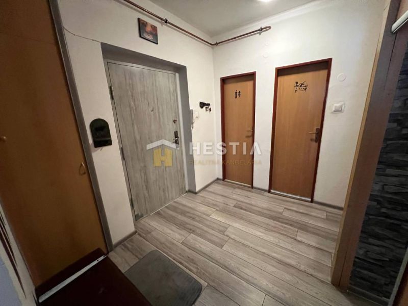 NOVINKA Priestranný 3-izbový byt (99 m²) s pozemkom, terasou, 2 balkón - Vstupná hala v 3-izbovom byte s podlahou s dreveným dekorom a dvoma dverami.