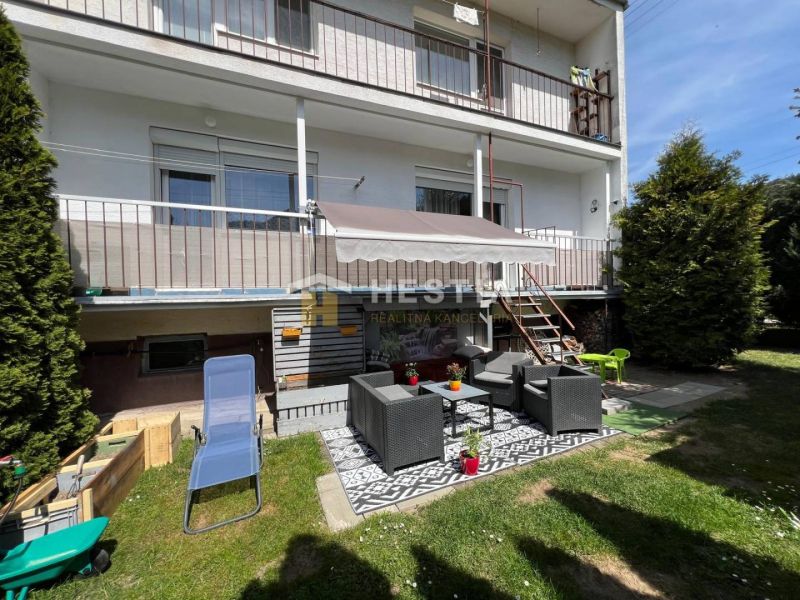 NOVINKA Priestranný 3-izbový byt (99 m²) s pozemkom, terasou, 2 balkón - Záhrada pri 3-izbovom byte v Brezovej pod Bradlom s vonkajším posedením a zeleňou.