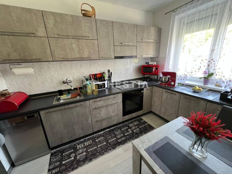 NOVINKA Priestranný 3-izbový byt (99 m²) s pozemkom, terasou, 2 balkón - Kuchyňa s modernými spotrebičmi a dekoratívnymi prvkami v 3-izbovom byte.