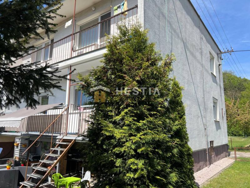NOVINKA Priestranný 3-izbový byt (99 m²) s pozemkom, terasou, 2 balkón - Bytový dom v Brezovej pod Bradlom s balkónmi a schodiskom do záhrady.
