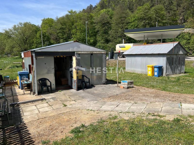 NOVINKA Priestranný 3-izbový byt (99 m²) s pozemkom, terasou, 2 balkón - Plechové garáže a umývacie centrum na záhrade v Brezovej pod Bradlom, obklopené prírodou.