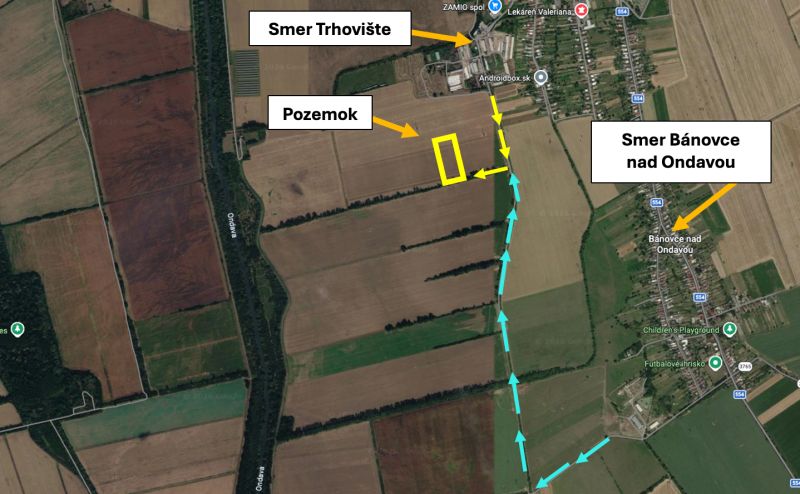 Trhovište – 5.894 m2 POZEMOK na mobilný dom so stavebným potenciálom  - Letecký pohľad na rekreačné pozemky pri Trhovište, medzi poľami a riekou Ondava.