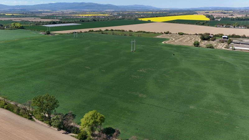 Trhovište – 5.894 m2 POZEMOK na mobilný dom so stavebným potenciálom  - Výhľad na rozľahlé polia a lesy v oblasti Trhovište, Rekreačné pozemky.