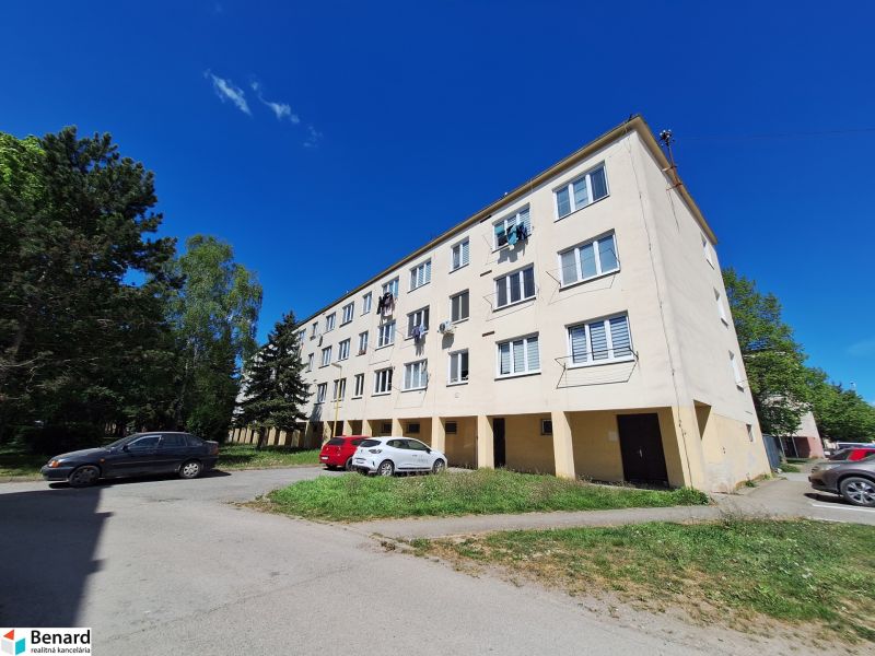 NA PRENÁJOM 1 IZBOVÝ TEHLOVÝ BYT, 34 M2, KOŠICE - ŠACA - Bytový dom na Železiarenskej ulici v Košiciach, mestská časť Šaca, s parkovaním.