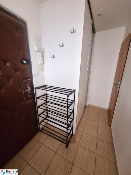 NA PRENÁJOM 1 IZBOVÝ TEHLOVÝ BYT, 34 M2, KOŠICE - ŠACA - Vstupná chodba v 1-izbovom byte s dlažbou a botníkom.