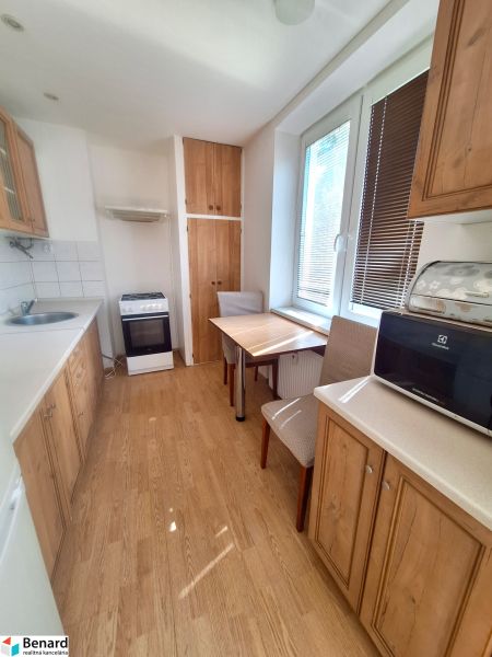 NA PRENÁJOM 1 IZBOVÝ TEHLOVÝ BYT, 34 M2, KOŠICE - ŠACA - Kuchyňa v 1-izbovom byte s nábytkom a podlahou s dreveným dekorom.